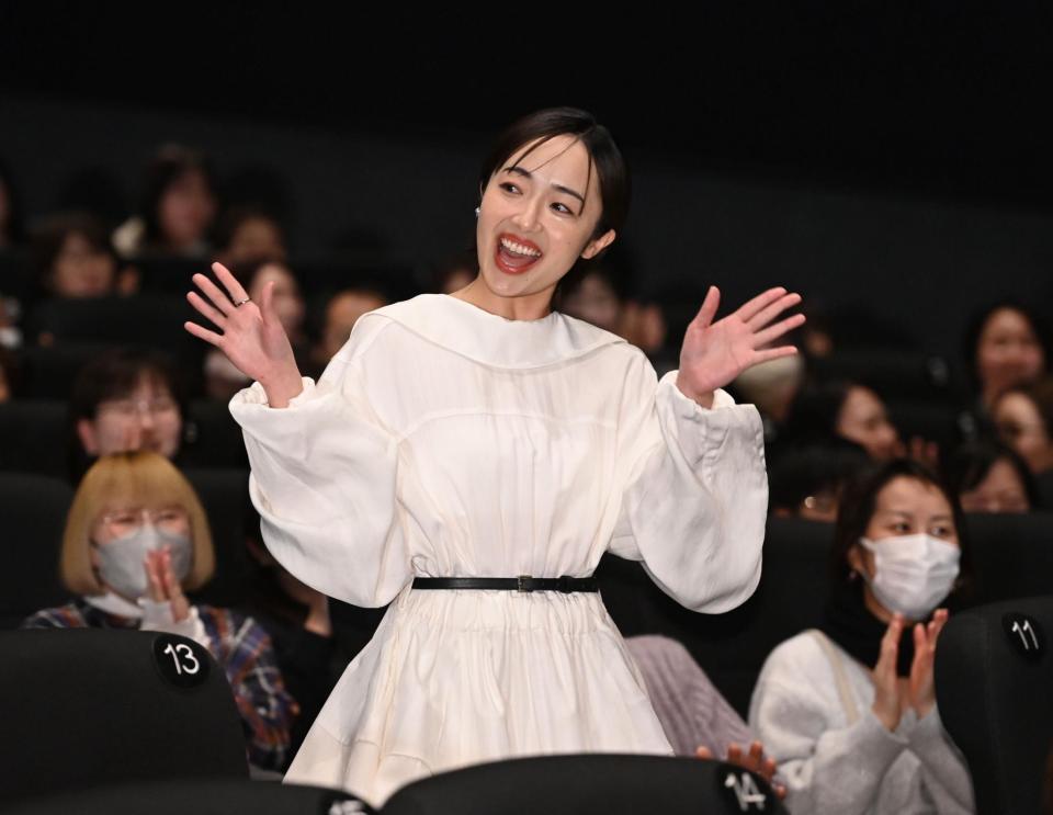 　客席後方の扉から登場し笑顔をふりまく森田望智（撮影・開出牧）