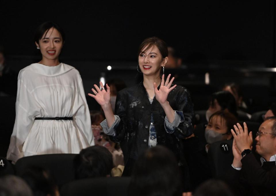 　客席の後方の扉から登場した北川景子（右）。左は森田望智（撮影・開出牧）