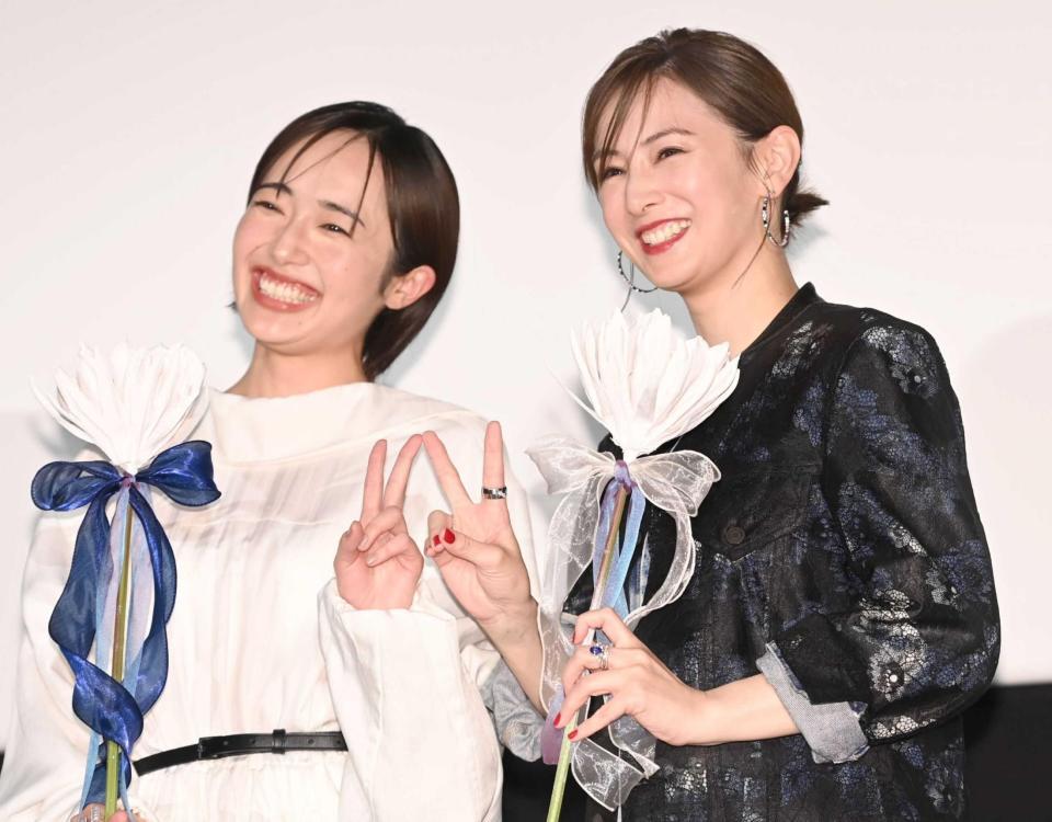 　月下美人を手に笑顔の森田望智（左）と北川景子（撮影・開出牧）