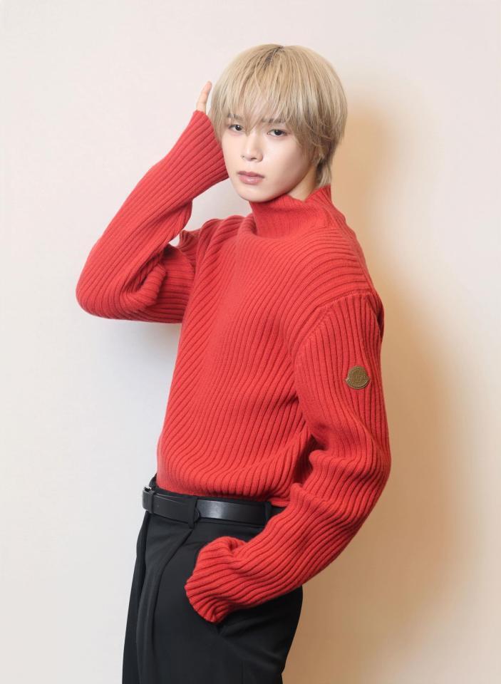 　ポーズを決めるＫ（撮影・石井剣太郎）