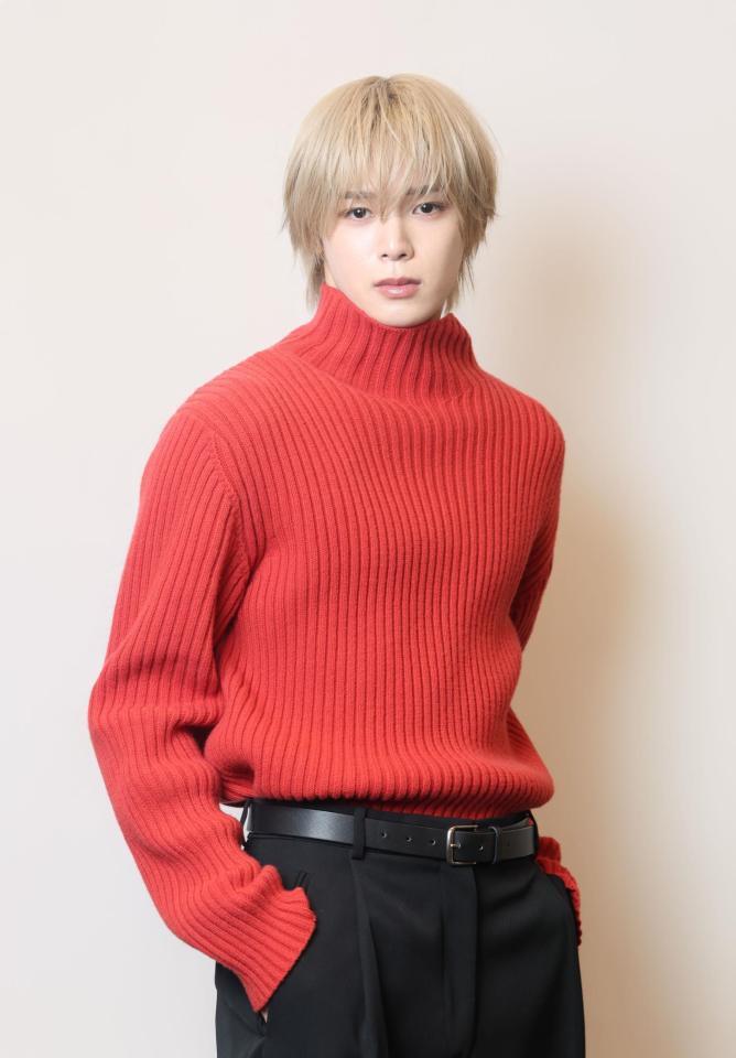 　ポーズを決めるＫ（撮影・石井剣太郎）