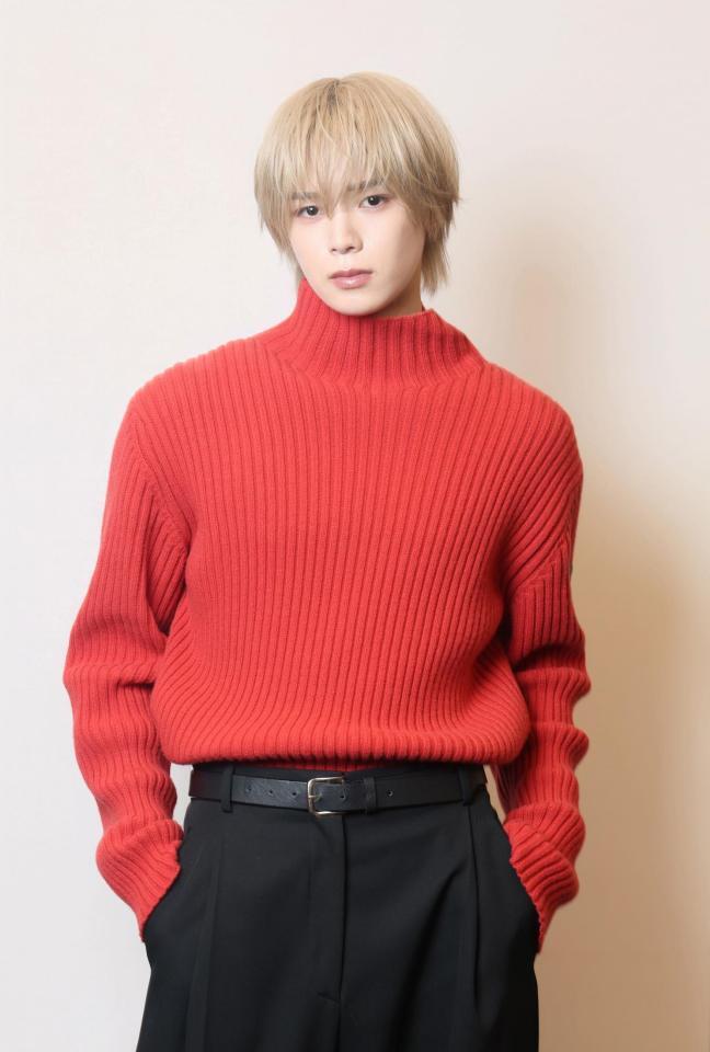 　ポーズを決めるＫ（撮影・石井剣太郎）