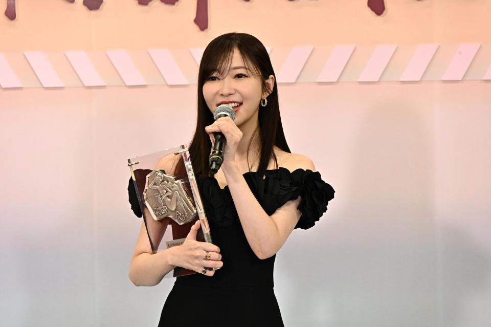 　受賞の喜びを口にする指原莉乃