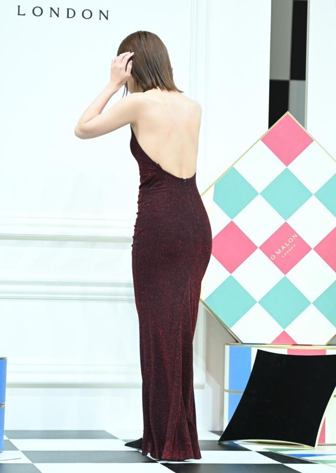 　背中を露出したドレスで登場した齊藤京子（撮影・開出牧）