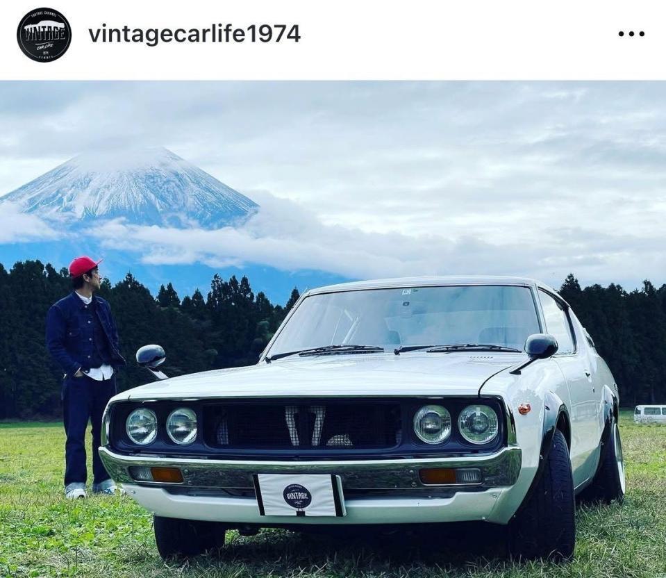 テンダラー浜本の愛車「ケンメリ」こと日産「スカイライン」　「テンダラー浜本のゆる～く　ＶＩＮＴＡＧＥ　ＣＡＲ　ＬＩＦＥ」のインスタグラム（＠ｖｉｎｔａｇｅｃａｒｌｉｆｅ１９７４）より