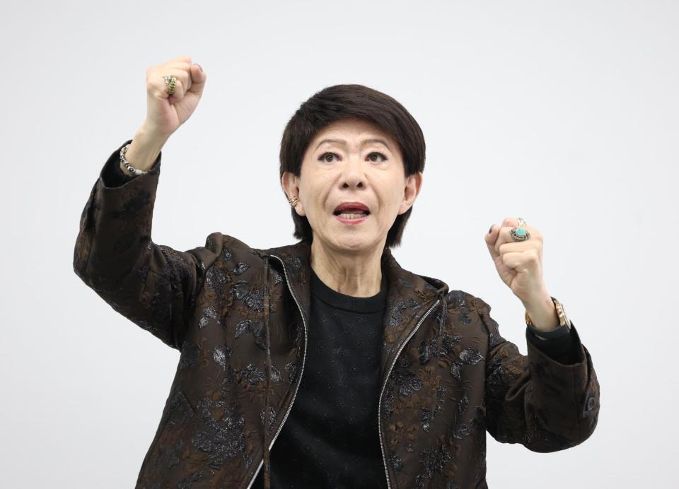 　元気にポーズをとる美川憲一（撮影・金田祐二）