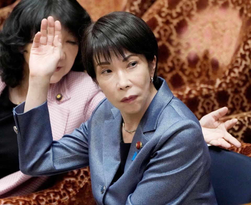 　衆院予算委で答弁のため挙手する高市首相