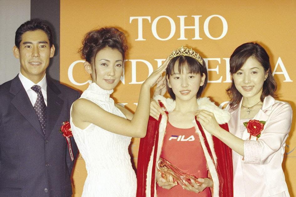 　２００２年、東宝シンデレラオーディションでグランプリを受賞した中学１年の長澤まさみ（左から３人目）を祝福する水野真紀（右）