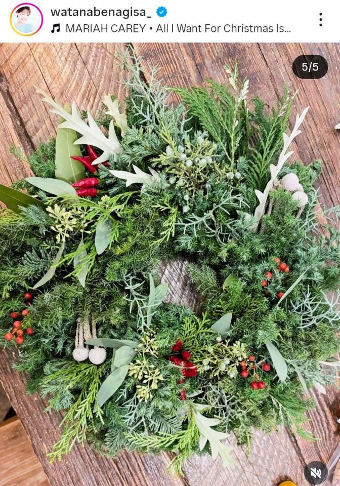 「モケモケが可愛らしい大きなリース」。渡邊渚のインスタグラム＠ｗａｔａｎａｂｅｎａｇｉｓａ＿より 