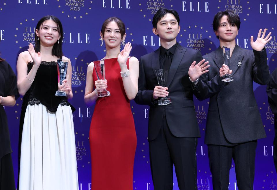 　受賞に笑顔の（左から）出口夏希、北川景子、吉沢亮、木戸大聖（撮影・金田祐二）