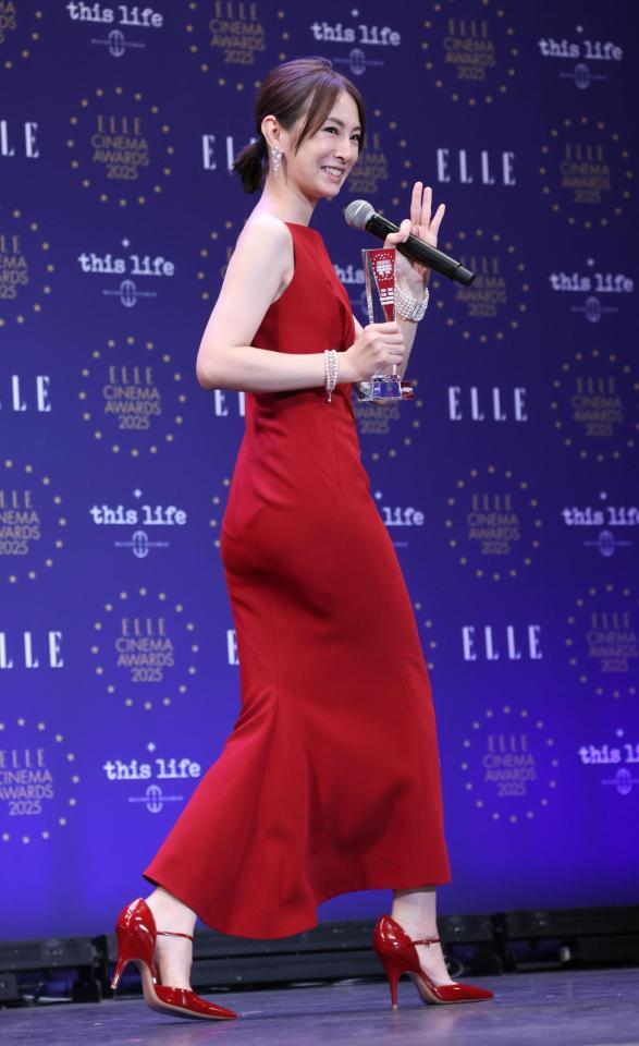 　赤いドレスで登壇した北川景子（撮影・金田祐二）