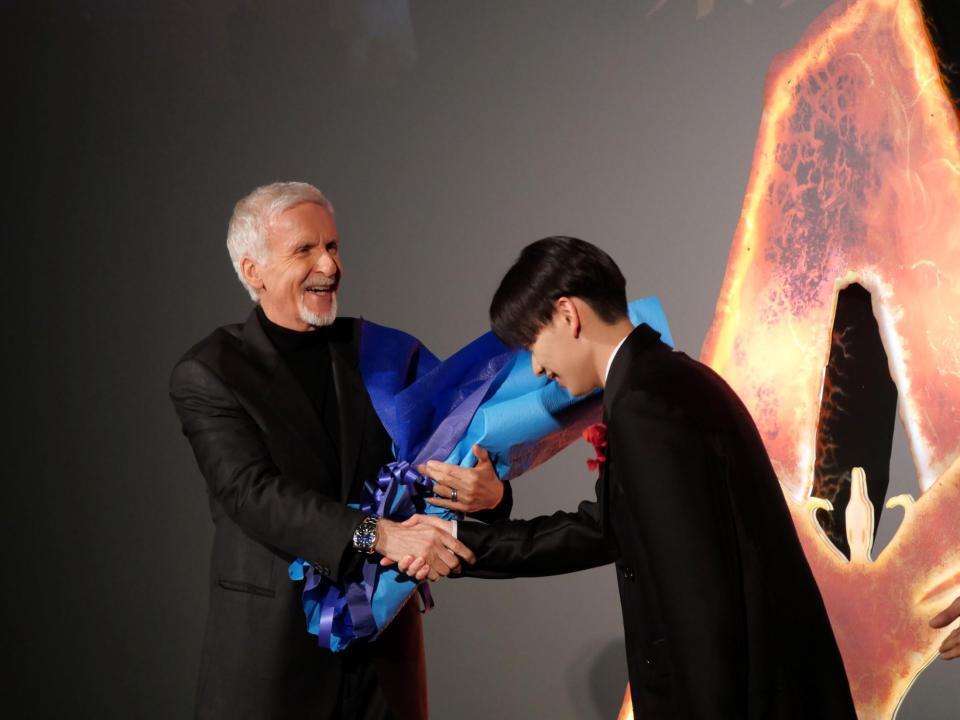 　宮世琉弥（右）から花束を受け取ったジェームズ・キャメロン監督