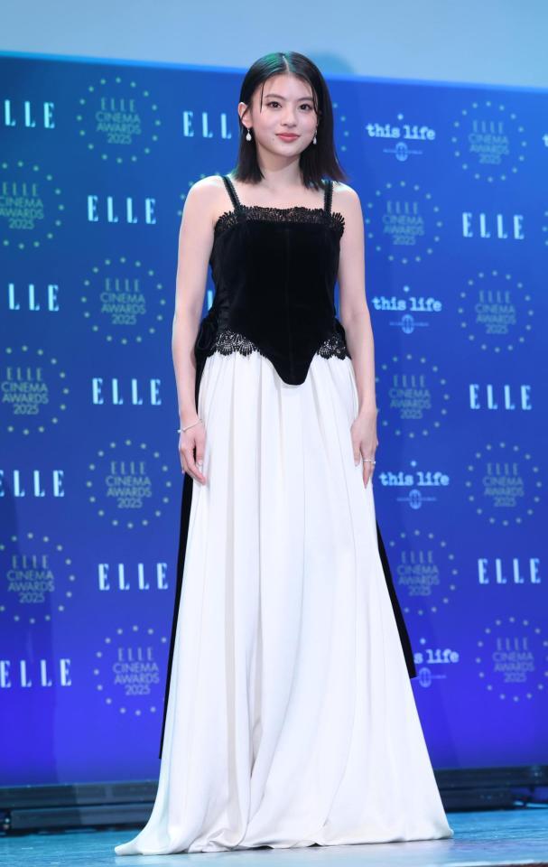 　ドレスアップして登壇した出口夏希（撮影・金田祐二）