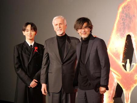 　舞台あいさつに登壇した（左から）宮世琉弥、ジェームズ・キャメロン監督、山崎貴監督