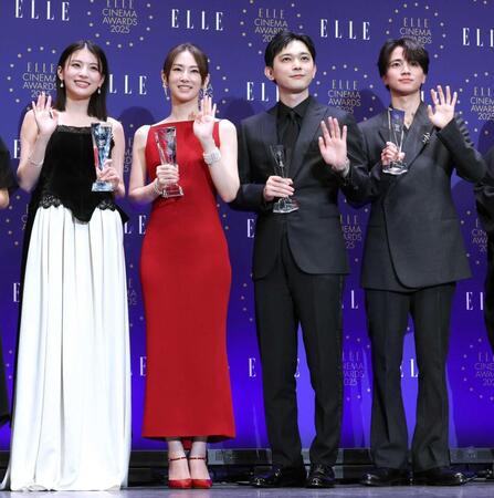 　受賞した（左から）出口夏希、北川景子、吉沢亮、木戸大聖