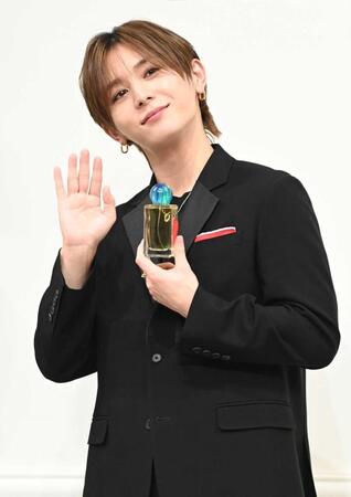 　コロンボトルを手にポーズをとる山田涼介（撮影・開出牧）