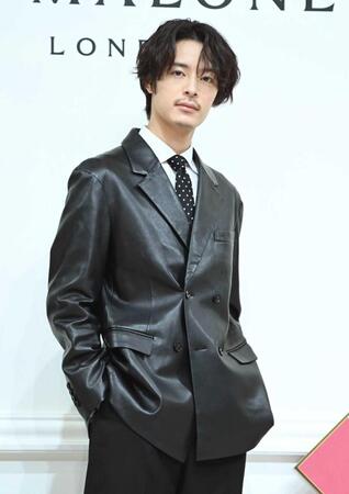 　イベントでポーズを決める塩野瑛久（撮影・開出牧）