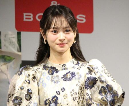 　取材に応じるＡＫＢ４８伊藤百花