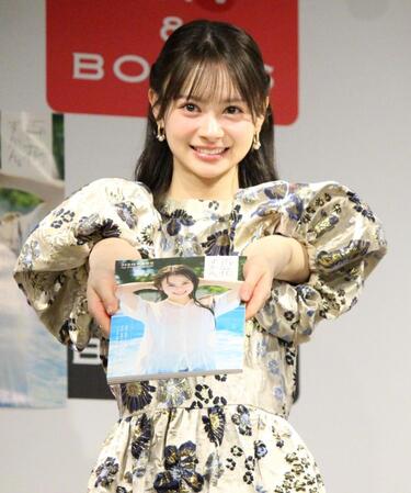 　お渡しポーズをするＡＫＢ４８伊藤百花