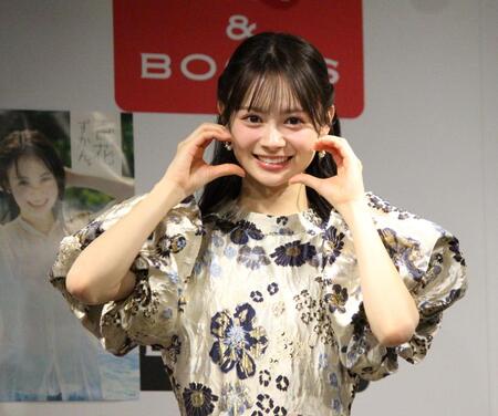 　ポーズを決めるＡＫＢ４８の伊藤百花