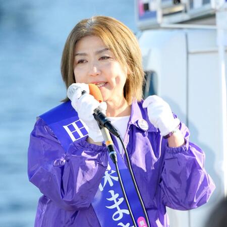 　静岡県伊東市長選が告示され、第一声を上げる田久保真紀氏＝７日