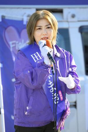 　静岡県伊東市長選が告示され、第一声を上げる田久保真紀氏＝７日