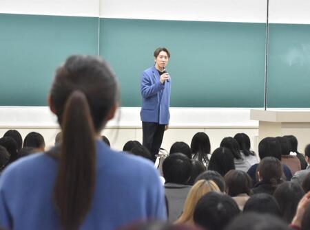 　学生の質問に熱心に耳を傾けるＳＵＰＥＲ　ＥＩＧＨＴ・村上信五