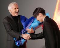 　宮世琉弥（右）から花束を受け取るジェームズ・キャメロン監督