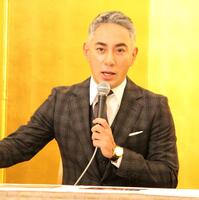 　製作発表に登場した市川團十郎