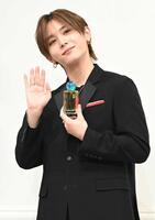 　コロンボトルを手にポーズをとる山田涼介（撮影・開出牧）