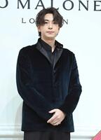 　イベントでポーズを決める三浦翔平（撮影・開出牧）