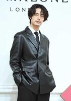 　イベントでポーズを決める塩野瑛久（撮影・開出牧）