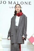 　イベントでポーズを決めるシシド・カフカ（撮影・開出牧）