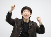 　元気にポーズをとる美川憲一（撮影・金田祐二）