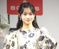 　取材に応じるＡＫＢ４８伊藤百花
