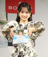 　お渡しポーズをするＡＫＢ４８伊藤百花