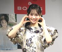 　ポーズを決めるＡＫＢ４８の伊藤百花