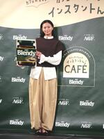 　イベントにカフェオレカラーの衣装で登場した榮倉奈々