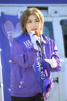 　静岡県伊東市長選が告示され、第一声を上げる田久保真紀氏＝７日