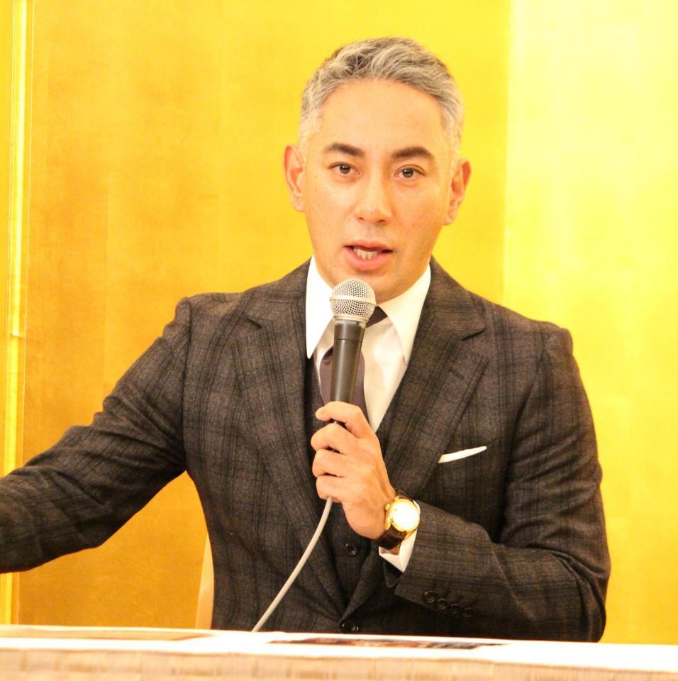 　製作発表に登場した市川團十郎