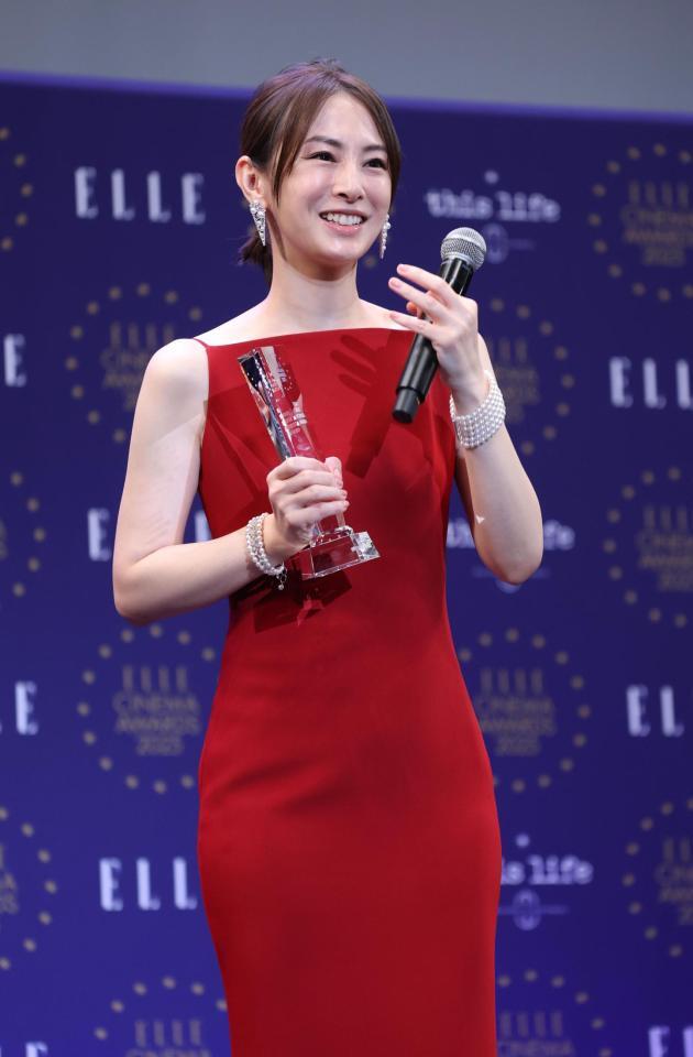 　受賞に笑顔の北川景子（撮影・金田祐二）