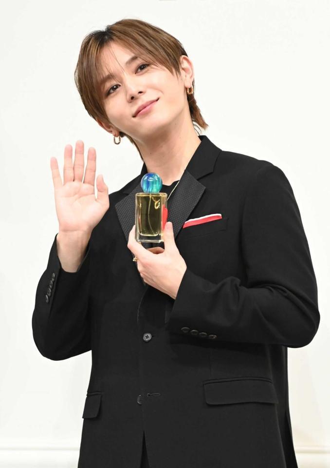 　コロンボトルを手にポーズをとる山田涼介（撮影・開出牧）