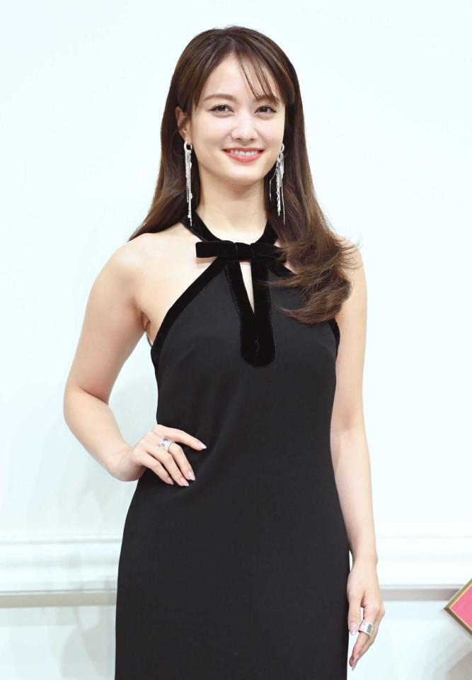 　黒い衣装でポーズをとる谷まりあ（撮影・開出牧）