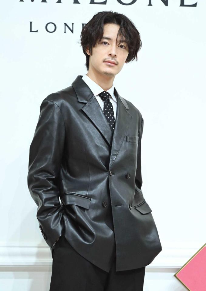 　イベントでポーズを決める塩野瑛久（撮影・開出牧）