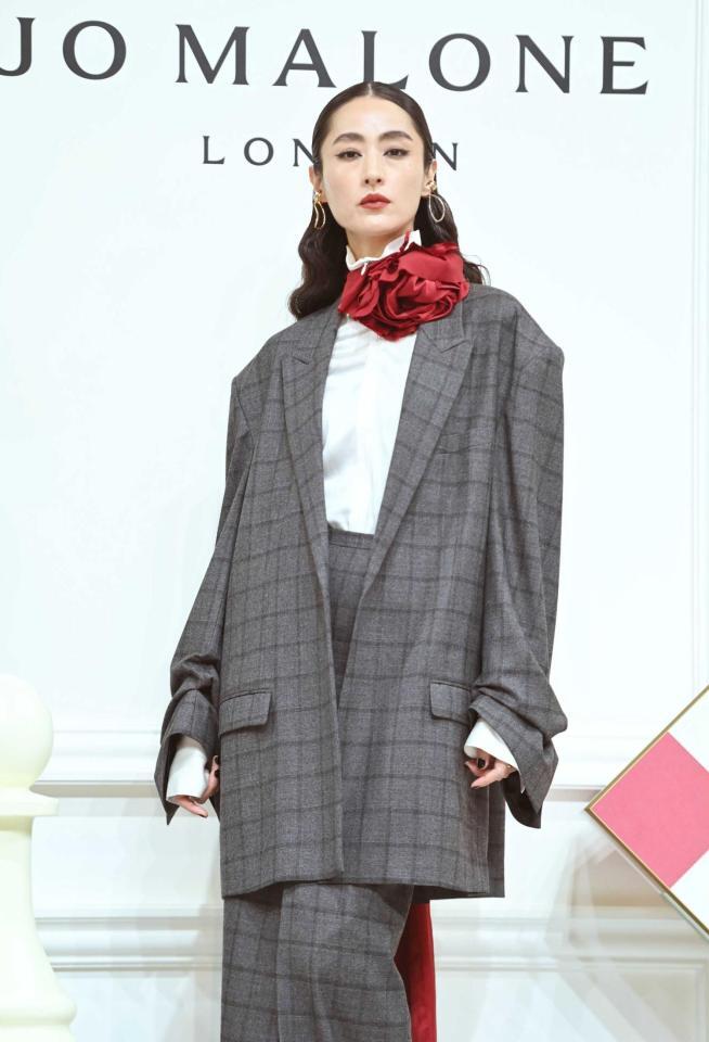 　イベントでポーズを決めるシシド・カフカ（撮影・開出牧）