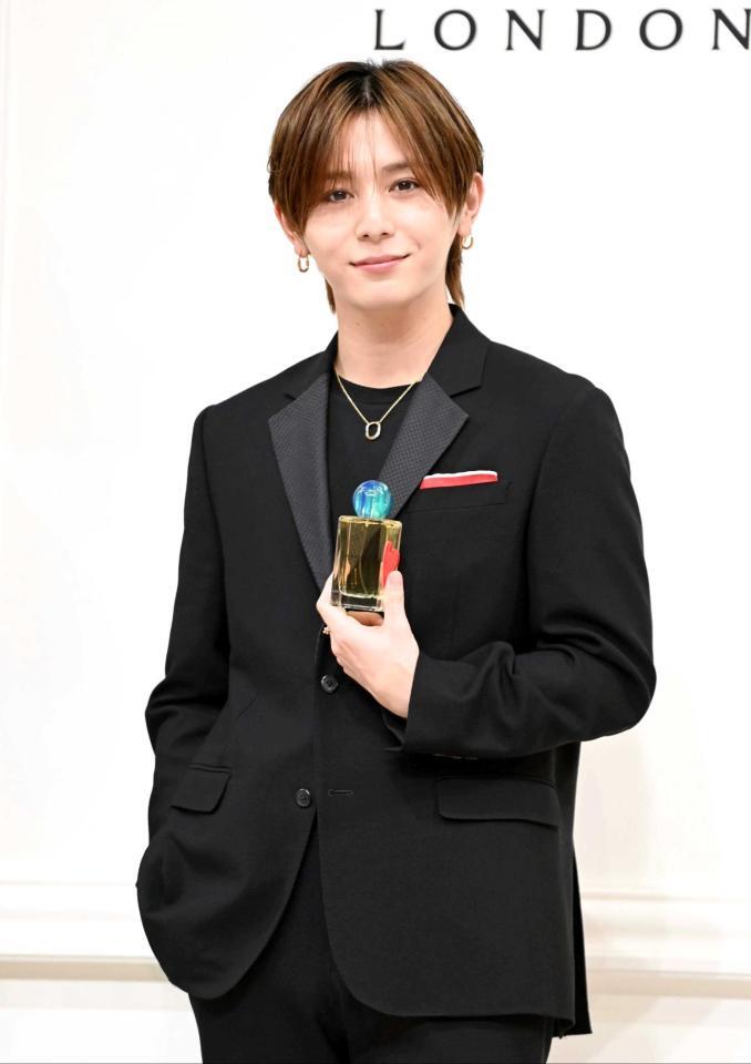 　コロンボトルを手にほほ笑む山田涼介（撮影・開出牧）