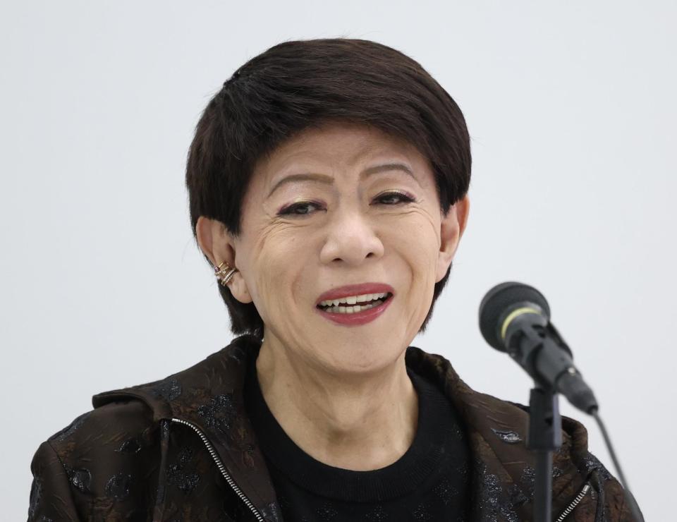 　笑顔で質問に答える美川憲一（撮影・金田祐二）