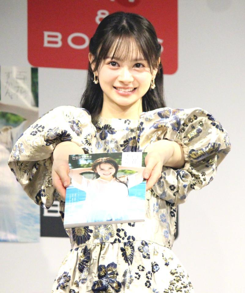 　お渡しポーズをするＡＫＢ４８伊藤百花