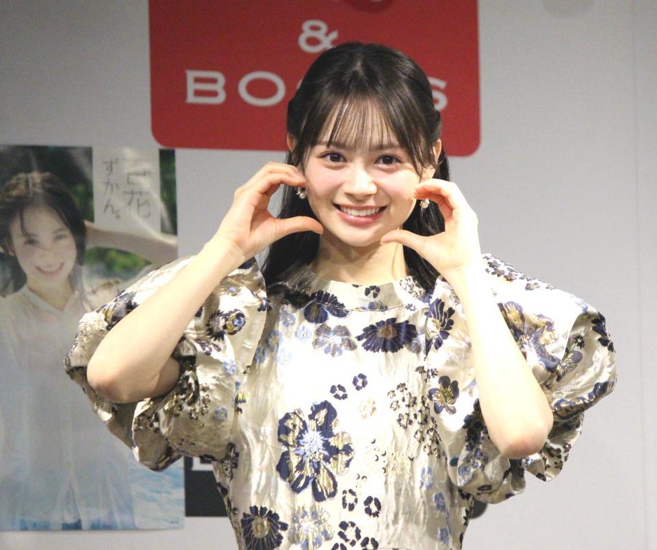 　ポーズを決めるＡＫＢ４８の伊藤百花