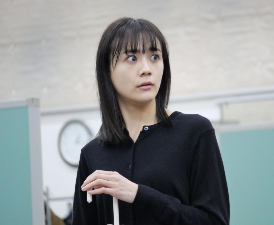 　公開稽古で熱演する松井愛莉